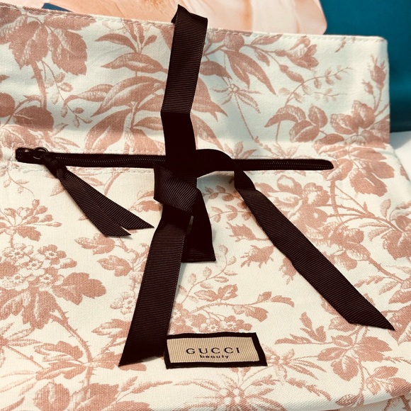 New GUCCI Beauty Pochette - Picture 8 of 11